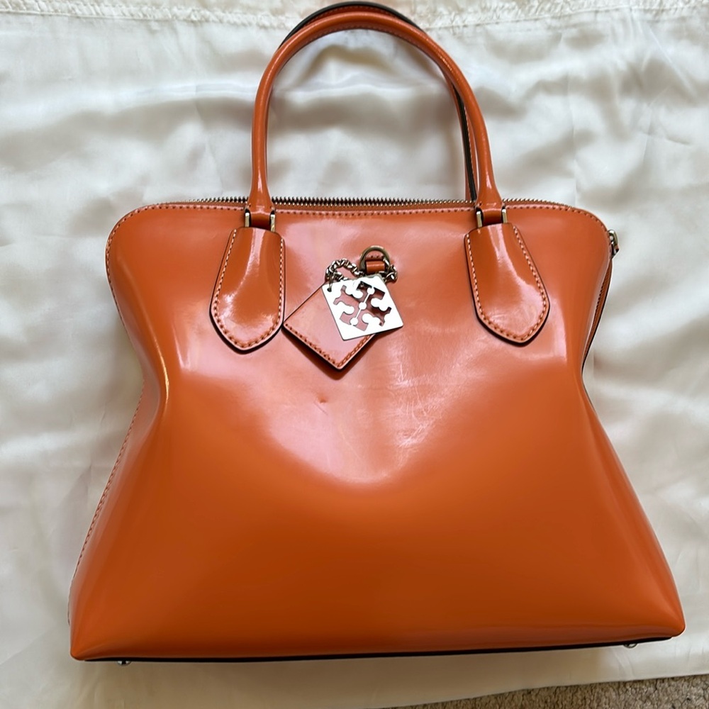 Tory Burch Polished Swing Bag
Color: Carrot 🥕